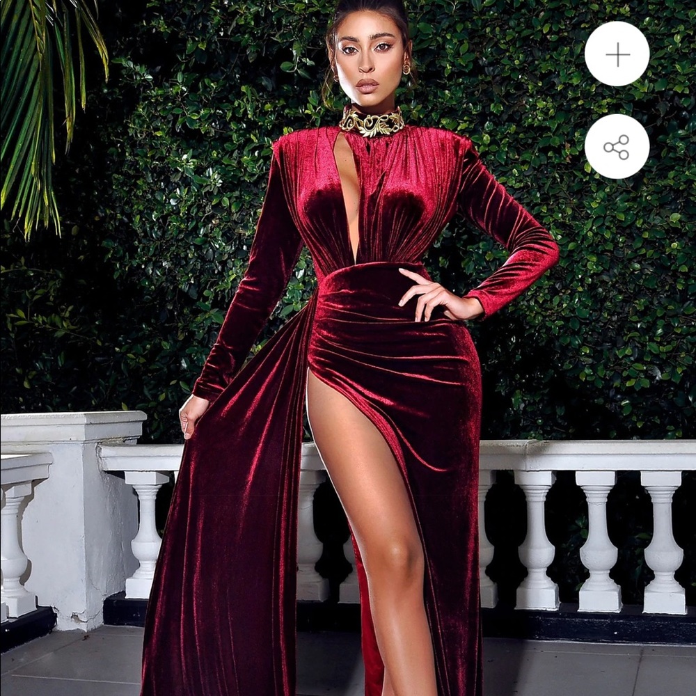 Miss Circle

Zenaida Burgundy Cutout High Slit Velvet Gown